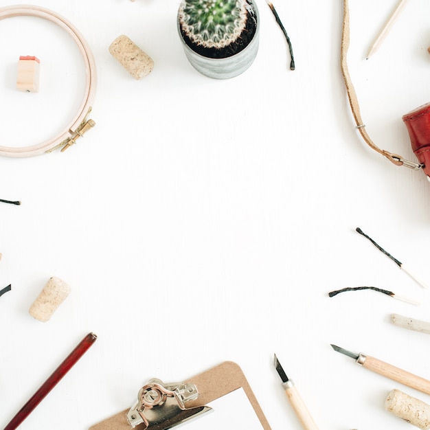 Stół warsztatowy z tamborkami i igłami